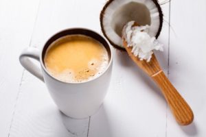コーヒーが注がれたマグカップとココナッツ果肉