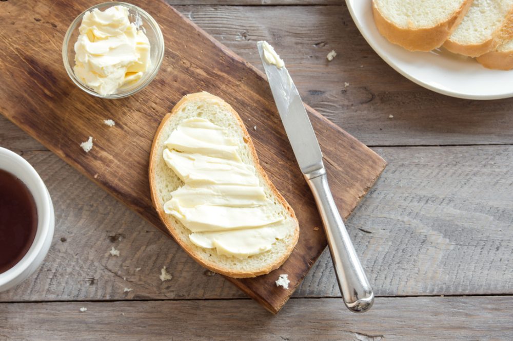 パンに塗られたマーガリンとバターナイフ