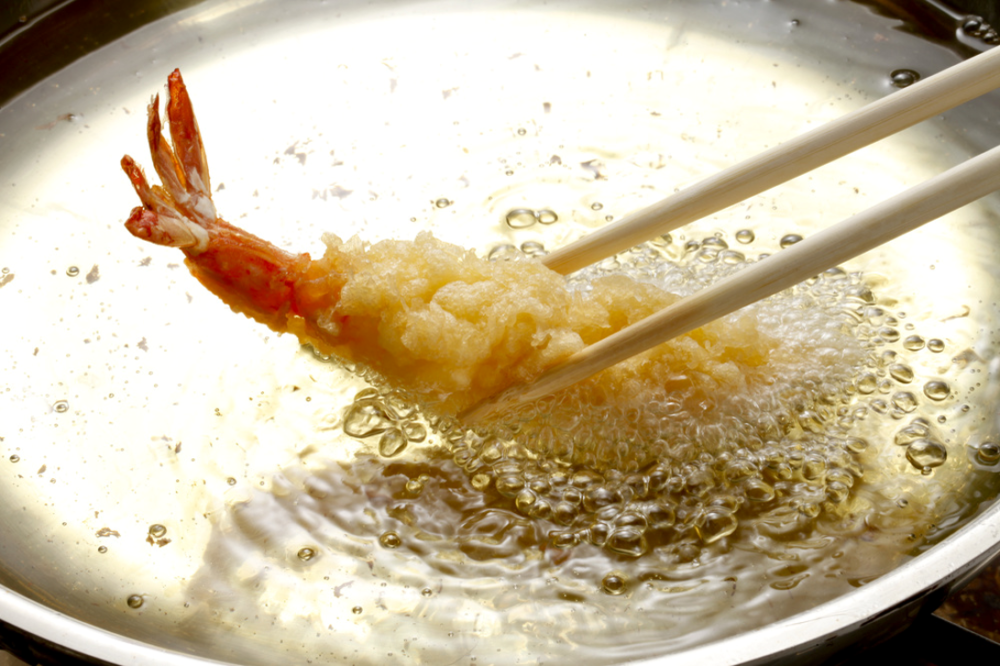 菜種油で天ぷらを揚げている