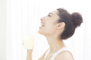 うがいをする女性