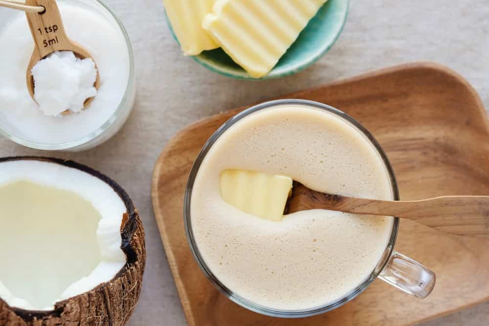 ココナッツの実とバター入りのコーヒー