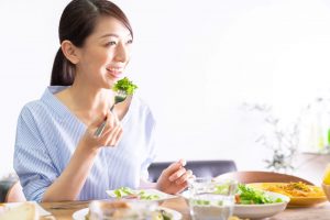 楽しそうに食事をする女性