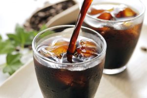 グラスに注がれるアイスコーヒー