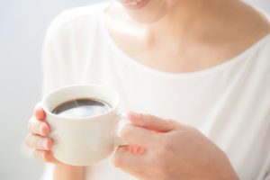 カフェインレスコーヒーを飲む女性